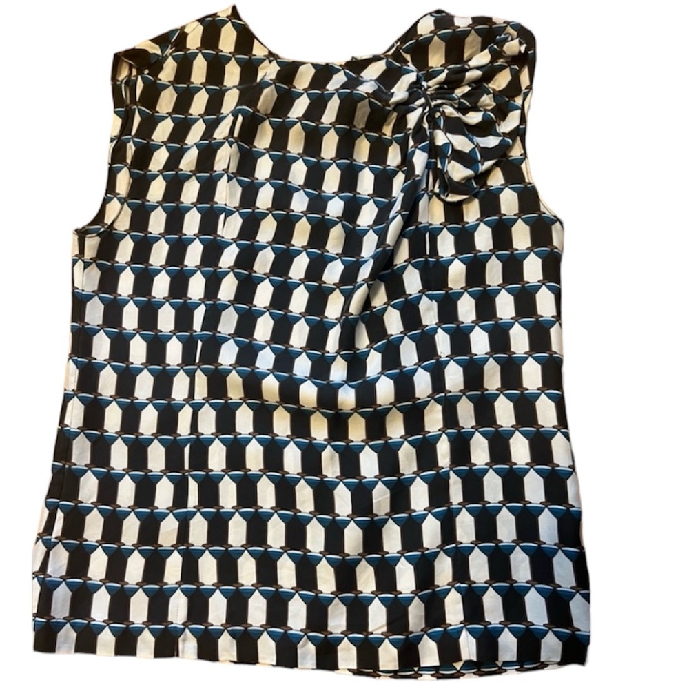 Diane von Furstenberg silk blouse size 2in like new condition